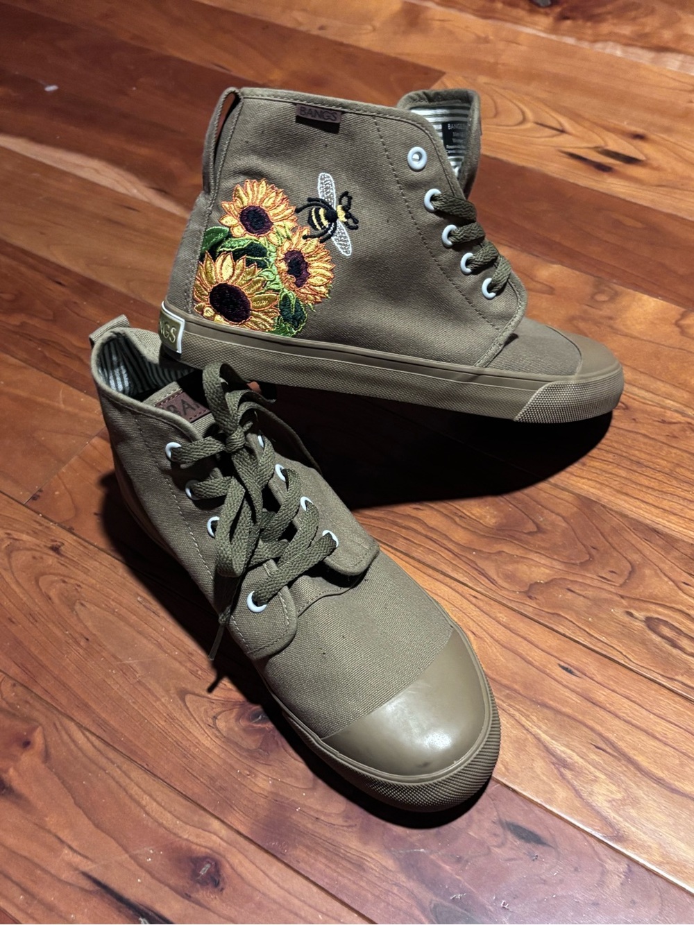 BANGS Olive Green High-Top Sneaker Shoes M6.5/W8 Sunflower/ Bee Embroidery NWOT